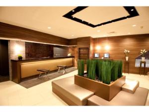 un vestíbulo con una sala de espera con una mesa y una planta en Hotel Il Credo Gifu - Vacation STAY 84628 en Gifu