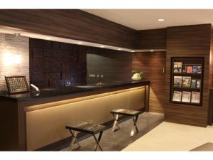 eine Küche mit einer Theke und 2 Hockern in einem Zimmer in der Unterkunft Hotel Il Credo Gifu - Vacation STAY 84603 in Gifu