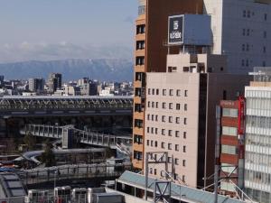 Un palazzo alto con un cartello sopra. di Hotel Il Credo Gifu - Vacation STAY 84626 a Gifu