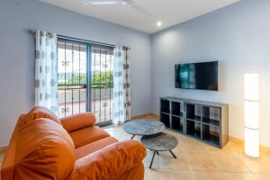TV/trung tâm giải trí tại 2 Bedroom Ocean-View Condo with Pool