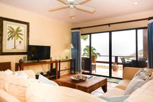 ein Wohnzimmer mit einem Sofa und einem TV in der Unterkunft Spectacular - spacious unit in Flamingo in front of the beach in Playa Flamingo