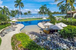 een luchtzicht op een resort met een zwembad en het strand bij Exclusive - secluded spot on Flamingo Beach - sleep to the sound of the surf in Playa Flamingo