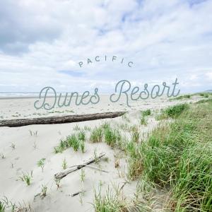 una spiaggia con un cartello che legge Dunes Resort di Pacific Dunes Resort a Copalis Beach