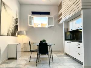 cocina con mesa y sillas en una habitación en Apartamentos Puerta del Sol-Rastro, en Madrid