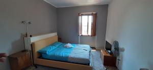 mała sypialnia z łóżkiem i oknem w obiekcie STEPHY HOUSE w Padwie