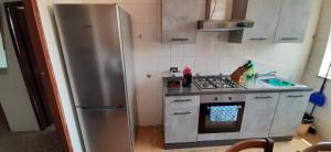kuchnia z lodówką i piekarnikiem ze stali nierdzewnej w obiekcie STEPHY HOUSE w Padwie