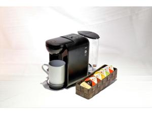Act Hotel Roppongi - Vacation STAY 85366 في طوكيو: آلة صنع القهوة وكوب من القهوة