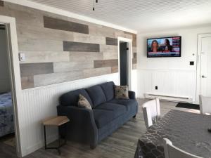 Prostor za sedenje u objektu Newly Renovated Confederation Bridge View Cottages