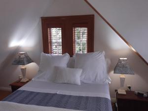 En eller flere senger på et rom på Harbour View Cottage