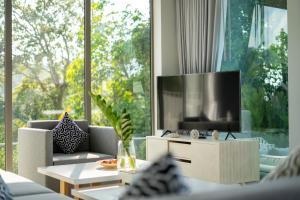 TV a/nebo společenská místnost v ubytování Himmapana Villas - Terraces - SHA Extra Plus