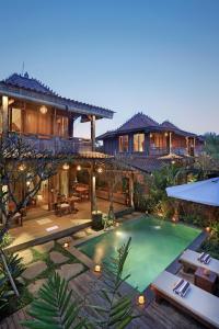 una imagen de una casa con piscina en PAWANA VILLAS, en Ubud