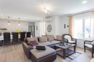 Posedenie v ubytovaní House Arija