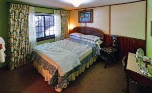 A bed or beds in a room at Northland Lodge