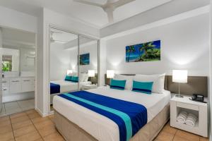 Port Douglas Apartments - Adults Only Oasis客房内的一张或多张床位
