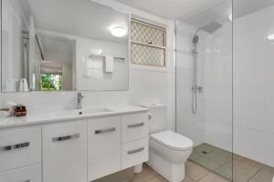 道格拉斯港Port Douglas Apartments - Adults Only Oasis的带马桶和淋浴的白色浴室