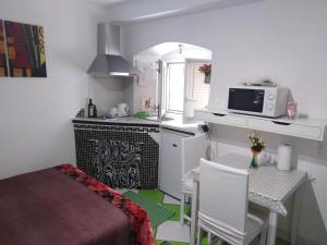 eine kleine Küche mit einem Tisch und einer Mikrowelle in der Unterkunft Split studio Irisha in Split