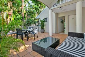 Port Douglas Apartments - Adults Only Oasis的阳台或露台