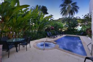 Port Douglas Apartments - Adults Only Oasis内部或周边的泳池