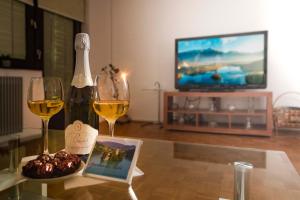 een fles wijn en twee glazen op een tafel bij Apartments Rikli Bled in Bled