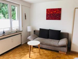 ein Wohnzimmer mit einem Sofa und einem Tisch in der Unterkunft FeWo Im Sonnenbuhl in Konstanz