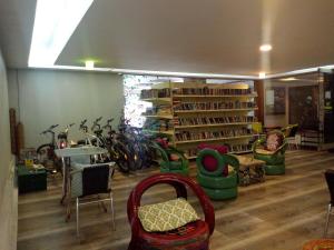 een kamer met stoelen en boekenplanken in een bibliotheek bij Hotel Preethi Classic Towers in Ooty