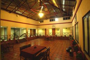 Hotel Preethi Classic Towers餐厅或其他用餐的地方