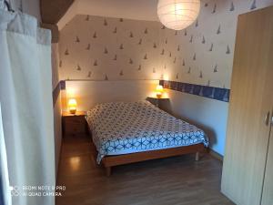 A bed or beds in a room at La Campagne de Bas