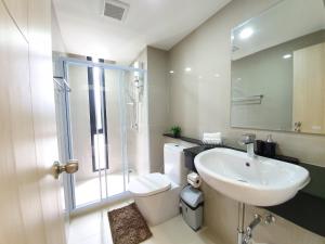 Ένα μπάνιο στο Luxury Family Suite Two Bedroom At Nimman Maya 605RY +20 φωτογραφίες