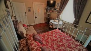 
a bed room with a white bedspread and pillows at Blakes Manor Self Contained Heritage Accommodation in Deloraine
