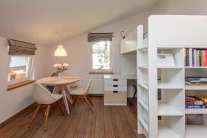 una stanza con tavolo, sedie e libreria di S11 a Palanga