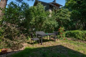 un tavolo da picnic e 2 sedie in un cortile di S11 a Palanga