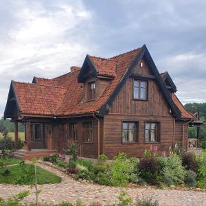 uma casa de madeira com telhado reluzente em Malowniczy Zakątek w Dercu em Derc