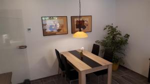 ein Esszimmer mit einem Tisch und einer Topfpflanze in der Unterkunft 4-Sterne Ferienwohnung Carbach -Perfekt für Radfahrer- in Boppard