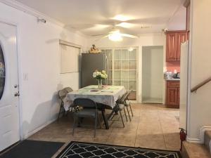 eine Küche und ein Esszimmer mit Tisch und Stühlen in der Unterkunft Warm Rooms in La Puente
