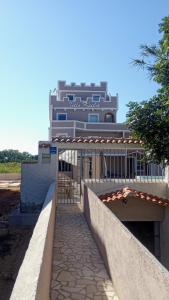 un bâtiment avec une porte devant une passerelle dans l'établissement Vila Kula, à Nin