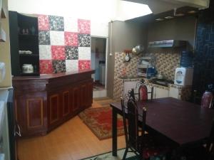 Kuchyň nebo kuchyňský kout v ubytování Homestay HUMAIRA DIENG villa full house 3 kamar,6 bed,dapur,ruang tamu,balkon,parkir,wifi
