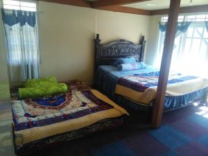Postel nebo postele na pokoji v ubytování Homestay HUMAIRA DIENG villa full house 3 kamar,6 bed,dapur,ruang tamu,balkon,parkir,wifi