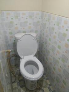 Koupelna v ubytování Homestay HUMAIRA DIENG villa full house 3 kamar,6 bed,dapur,ruang tamu,balkon,parkir,wifi + 9 fotografií