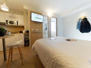 Rúm í herbergi á Kyriad DIRECT Saint Brieuc - Parc des Expositions