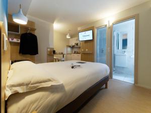 Rúm í herbergi á Kyriad DIRECT Saint Brieuc - Parc des Expositions