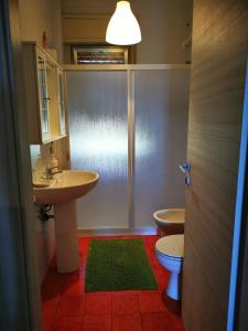 シラクーサにあるShort Lets Villa al Mare Siracusaのバスルーム(洗面台、トイレ2つ付)