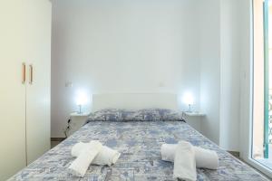 リオマッジョーレにあるil giardino di Riomaggioreのベッドルーム1室(枕2つ付)