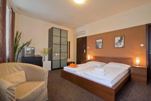 Letto o letti in una camera di Hotel U Zlatého býka