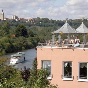 eine Gruppe von Personen auf einem Gebäude mit einem Boot in der Unterkunft Apartments mit Klimaanlage am Neckarufer, Schöne Aussicht in Bad Friedrichshall