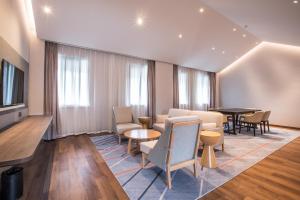 A seating area at Holiday Inn Express Guizhou Qinglong, an IHG Hotel