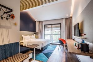 una habitación de hotel con una cama y un escritorio en Holiday Inn Express Guizhou Qinglong by IHG, en Qinglong 24 fotos más