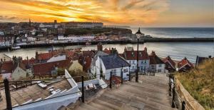uitzicht op een stad met de oceaan en gebouwen bij Cottages-Whitby in Whitby +10 foto's