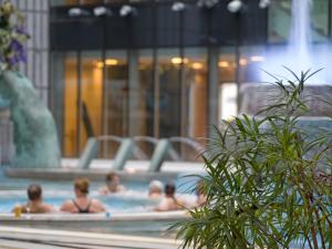 un grupo de personas en una piscina en Tallink Express Hotel, en Tallin