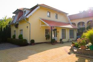 The building in which a vendégházakat is located