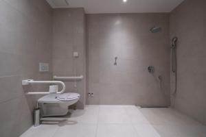 Bilik mandi di voco - Podgorica by IHG